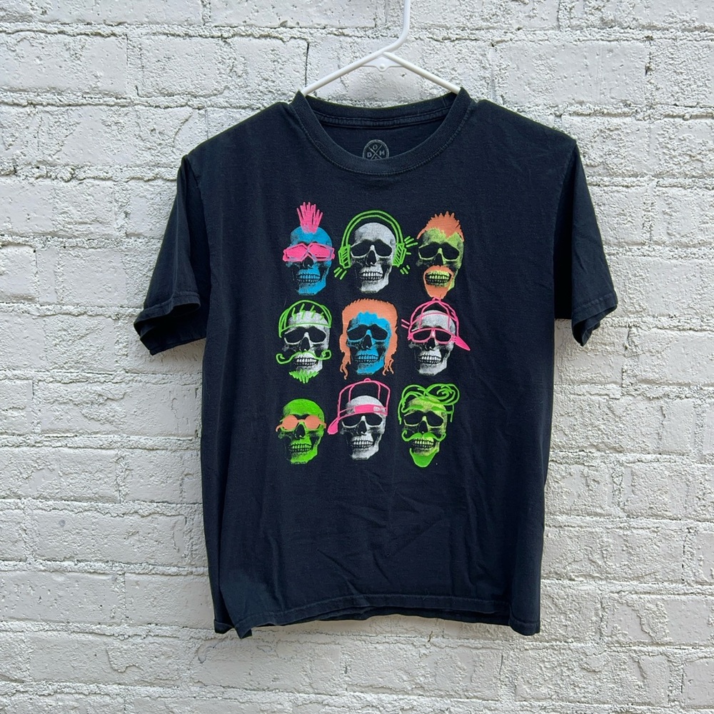 Dom boys XXL 18/20 tshirt cool skulls